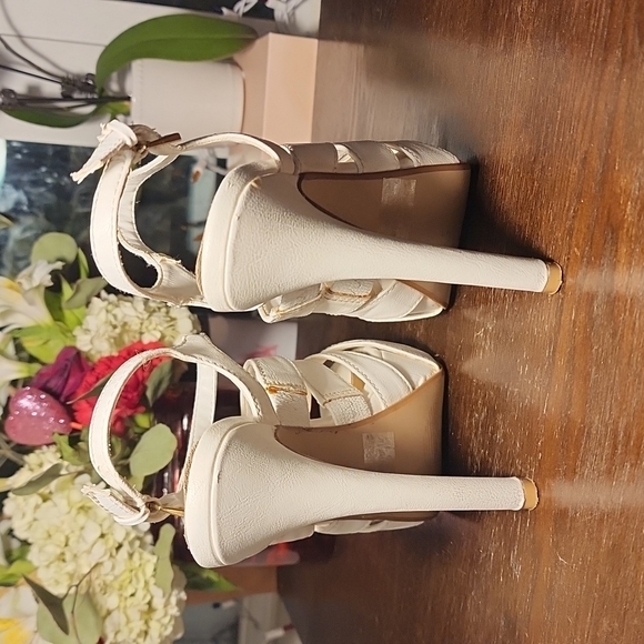 Charlotte Russe "gaze" heels - Picture 4 of 4